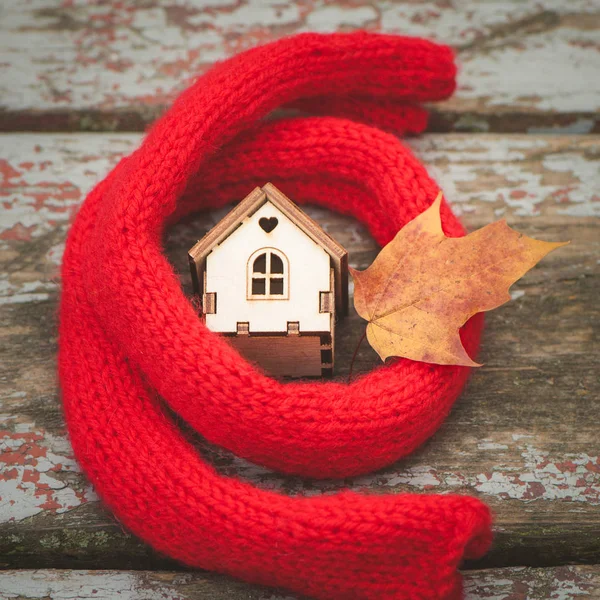 Dům hraček je zabalena v teplá šála s podzimní list. C — Stock fotografie