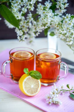 İki şeffaf bardak çay ile. Yeşil, siyah, bitkisel, Yasemin çayı