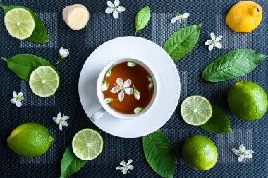 Beyaz fincan çay ile. Limonlu yeşil, siyah, bitkisel, Yasemin çay