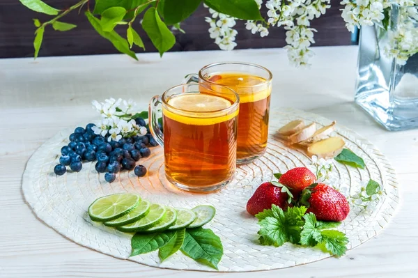 Fondo del té. Té en tazas transparentes con limón, limones, lim —  Fotos de Stock