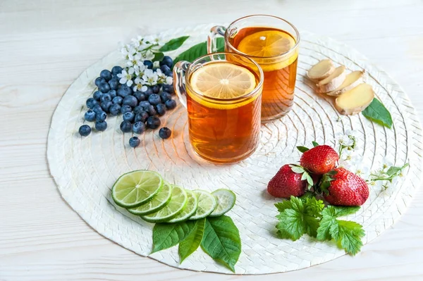 Фон чая. Чай в прозрачных кружках с лимоном, лимоном, лимом — стоковое фото