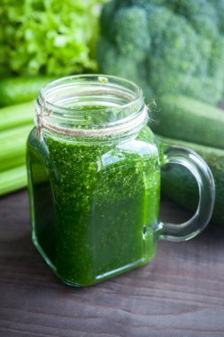 Yeşil sebzeler ve smoothies sebze üzerinden. Salata, brokoli,