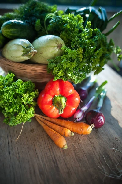 Taze sebze. Kabak, salatalık, havuç, soğan, dereotu, 