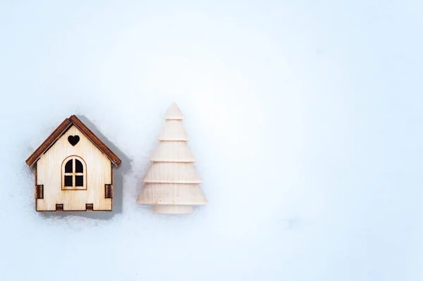Casă de jucărie cu un pom de Crăciun în zăpadă., un spațiu de cerb pentru t — Fotografie, imagine de stoc
