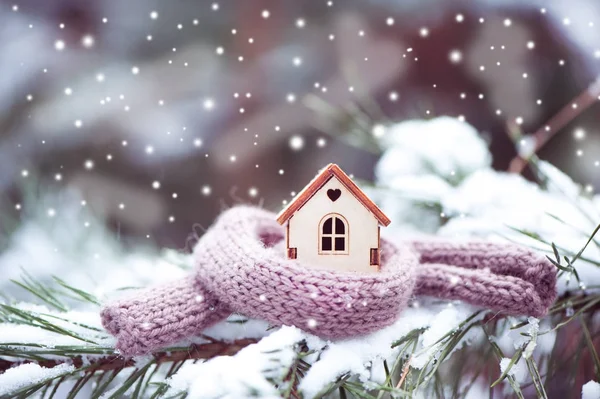 Noel oyuncak ev sıcak bir eşarp sarılmış, bu snowing.on 