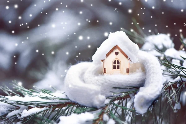 Noel oyuncak ev sıcak bir eşarp sarılmış, bu snowing.on 