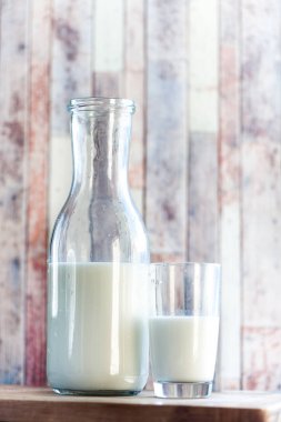 -bir şişe süt ve süt üzerinde doğal, ahşap backgrou