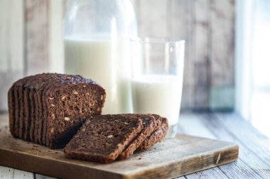 Kepekli ekmek tohumları ile ahşap bir tahta üzerine dilimlenmiş ve 