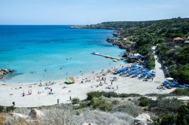 Güzel plaj ve yukarıdaki mavi deniz görünümü.