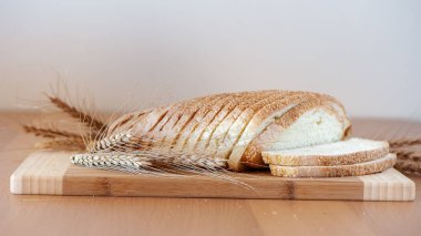 Beyaz ekmek ve kulaklar