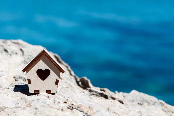 Malý domek na kameni na pozadí modré moře, prostor — Stock fotografie