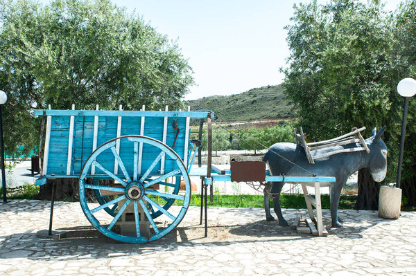 повозка с ослами статуя в деревне
