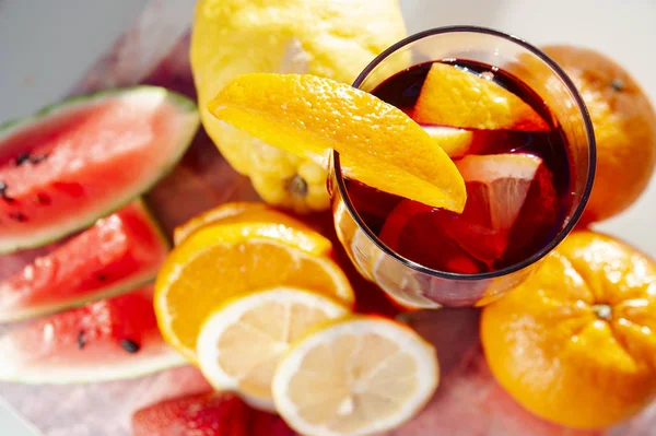 Sklenka vína sangria na přirozené pozadí obklopen fres — Stock fotografie