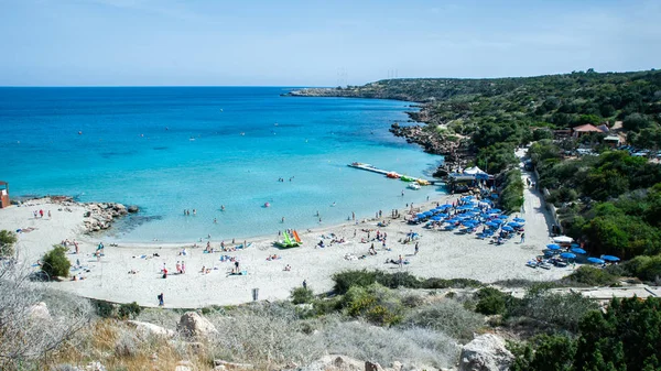 Uitzicht op het prachtige strand en de blauwe zee van bovenaf. — Stockfoto