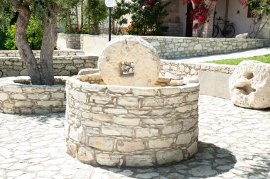 Yeşillik ve çiçekler güzel geleneksel köy