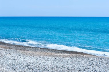 Güzel mavi deniz ve taşlı shore