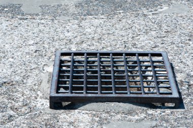 Eski bir kalenin zemininde demir kapak