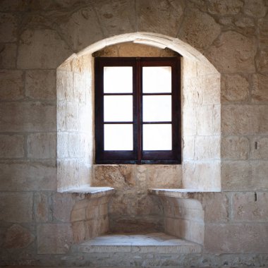 Eski bir kale penceresinde