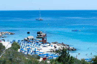 Güzel plaj ve yukarıdaki mavi deniz görünümü.