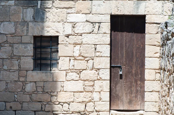 Janela e porta de madeira em um castelo velho — Fotografia de Stock