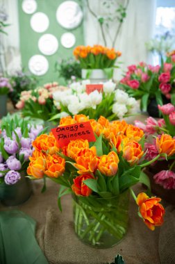  Turuncu lalelerden oluşan şık bir buket turuncu prenses. Çiçek fuarı, bahar yaz arkaplanı
