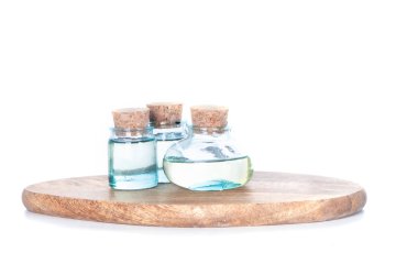 Beyaza izole edilmiş organik yağ şişeleri. Doğal kozmetik konsepti  