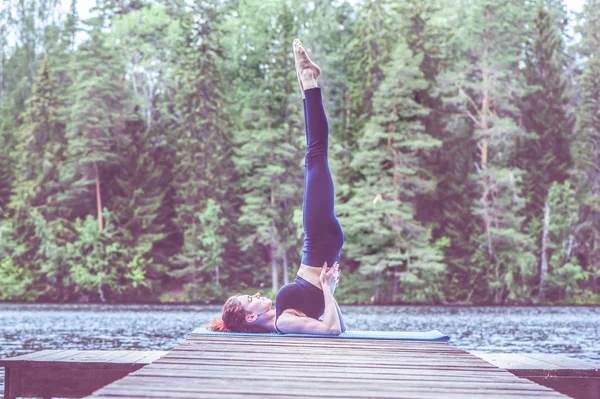 Junges Yogimädchen Das Yoga Praktiziert Salamba Sarvangasana Übung Stehend Gestützte — Stockfoto