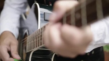 Erkek el siyah akustik gitar Closeup oynarken