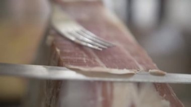 Yavaş çekimde bir bıçakla salam kesme