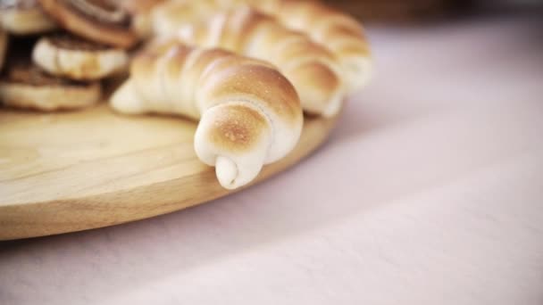 Leckere gebackene Croissants Nahaufnahme — Stockvideo