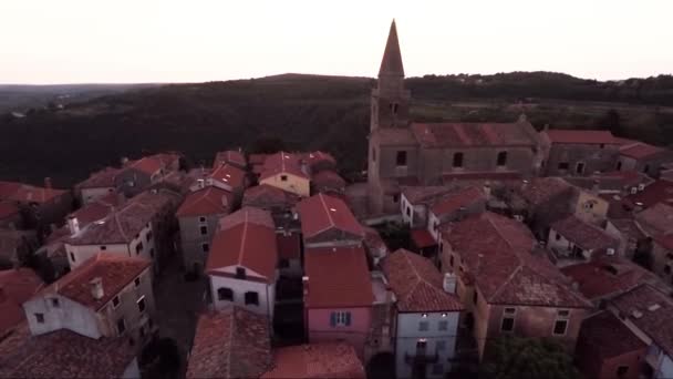 Повітряні Drone летить над містом з церкви — стокове відео