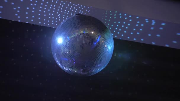 Disco Ball se învârte în jurul camerei — Videoclip de stoc