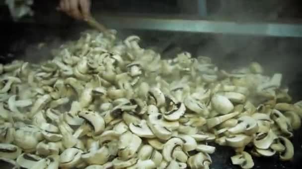 Шеф-кухар смаження гриби на кухні на високій температурі — стокове відео