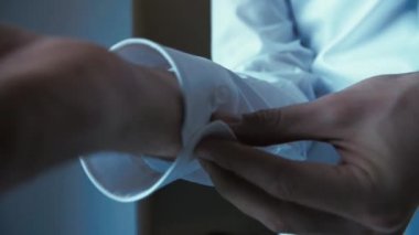 Damat Düğün öncesi kolunda düğmeleri takılır