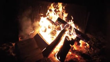 Geceleri yanan açık havada şömine