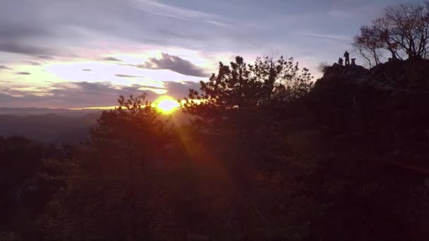 Drone capturando puesta de sol y excursionistas en una colina — Vídeo de stock