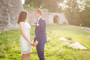 Gülümseyen genç çift