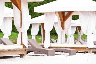 Güverte sandalyeleri sahilde.