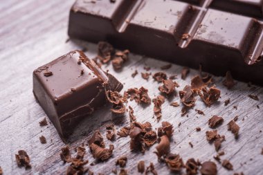 ahşap masa üzerinde koyu çikolata