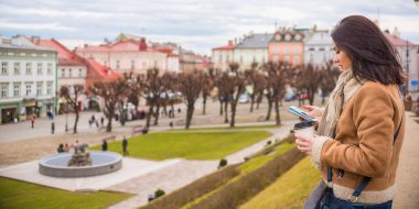 genç bir kadın kılığında