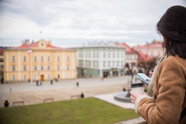 genç bir kadın kılığında