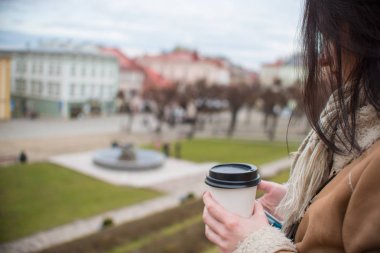genç bir kadın kılığında