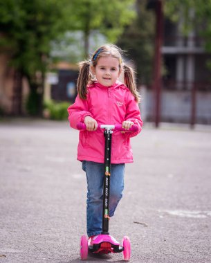 Scooter süren kız.