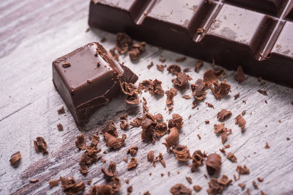 Ahşap masa üzerinde koyu çikolata — Stok fotoğraf