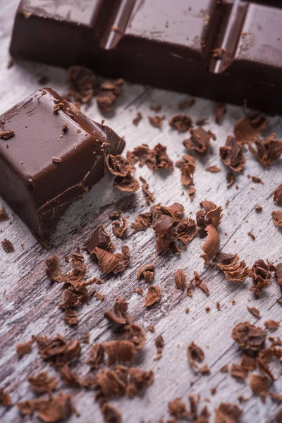 Темный шоколад на деревянном столе — стоковое фото