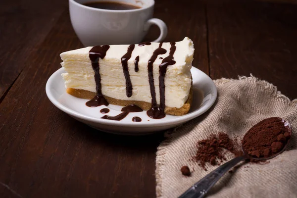 Rebanada de pastel de queso con café —  Fotos de Stock