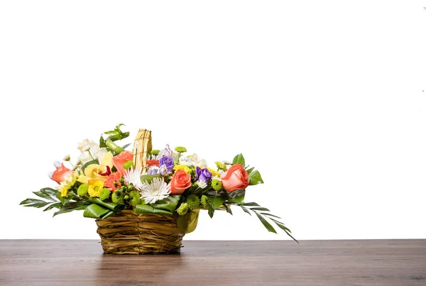 Ramo de flores en la cesta —  Fotos de Stock