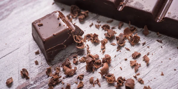 Ahşap masa üzerinde koyu çikolata — Stok fotoğraf