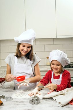 Beyaz mutfak hamur yapma kardeş