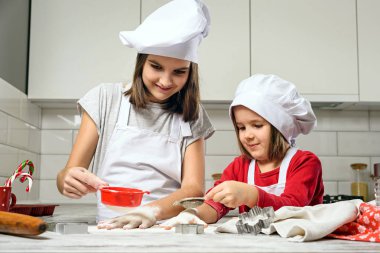 Beyaz mutfak hamur yapma kardeş